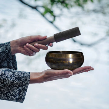 Tibetan copper singing bowl for meditation and well-being 